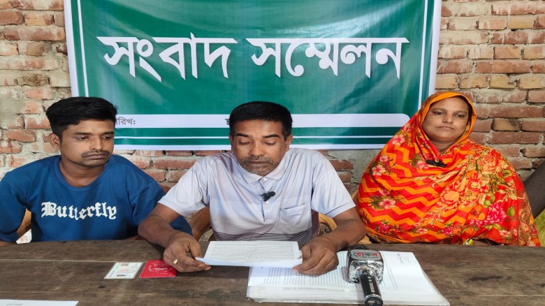 পবা থানায় মারপিটের মামলা না নেওয়ায় ওসির বিরুদ্ধে সংবাদ সম্মেলন